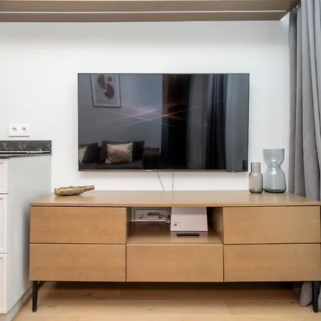 1 Bedroom Next To Gediminas Avenue By Reside Baltic Βίλνιους