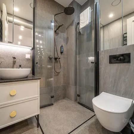 1 Bedroom Next To Gediminas Avenue By Reside Baltic דירה *